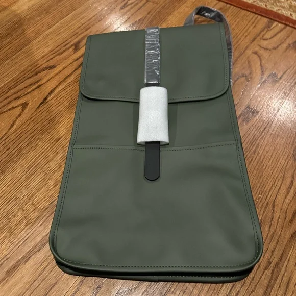 NWT Rains Unisex Olive Green Full Size Waterproof Backpack Minimalist Laptop - Picture 6 of 9